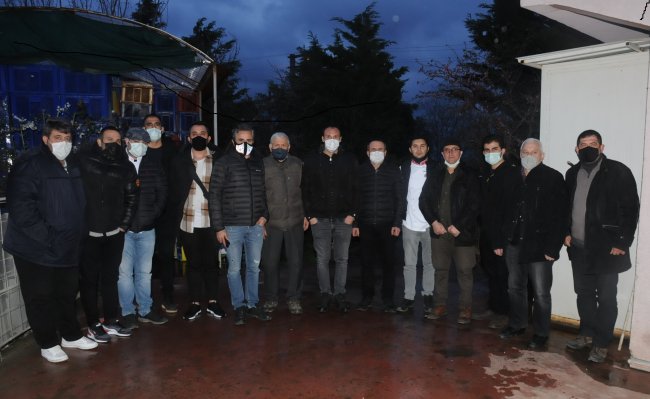 Enginar Ofisi sahibi Kazım Özcan, BURASDER Başkanı Sait Kaplan’a üretimini yaptıkları enginar hakkında bilgi verdi.