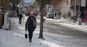 Kar bir anda bastırdı! Her yer beyaza büründü