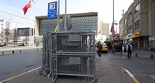 Taksim’de 1 Mayıs tedbirleri: Polis barikatları getirildi