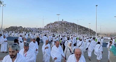 1 milyon hacı adayı Arafat'ta buluştu