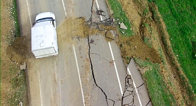 Depremde kilometrelerce kırık oluştu