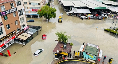 Başkentte sağanak nedeniyle vatandaşlar sürüklenen araçlarda mahsur kaldı