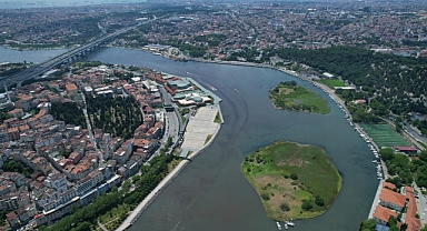 Haliç'te suyun rengi kahverengiye döndü