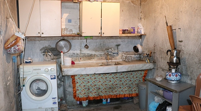 18 yaşındaki Lütfiye, yanmış çinkolu evde hasta babasına bakmaya çalışıyor
