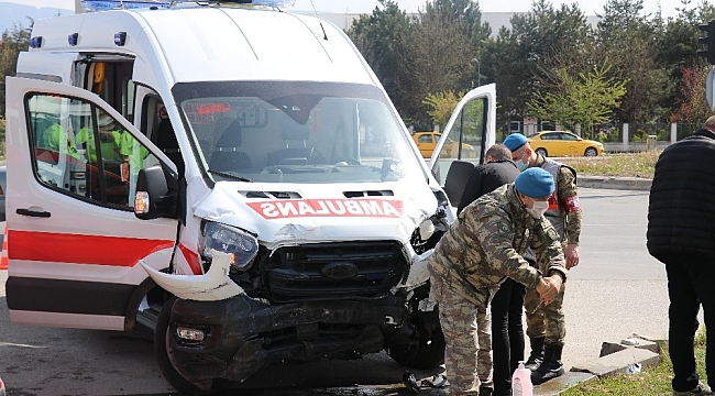 Bolu'da, askeri ambulans otomobille çarpıştı: 5 yaralı