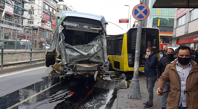 Sultangazi'de tramvay İETT otobüsüne çarptı.