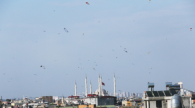 Yasak günlerinde yüzlerce uçurtma gökyüzünde buluştu