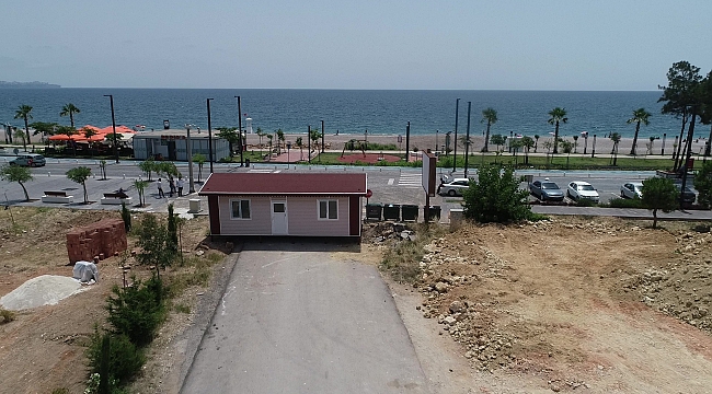 120 milyonluk arazisini kullanamayınca Konyaaltı sahiline giden yolu kapattı
