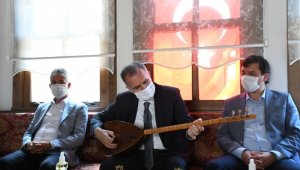 Alper Taban engelliler için saz çaldı