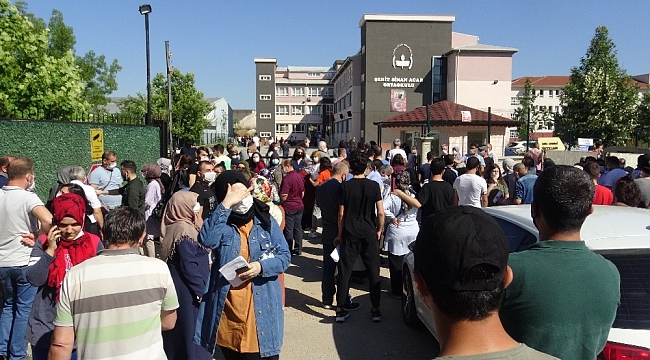 Bursa'da YKS sınavında sosyal mesafe hiçe sayıldı