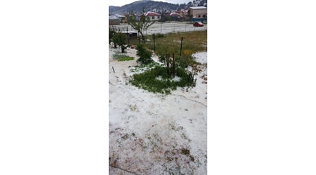 Dolu yağışı Göller Yaylası’nı beyaza bürüdü