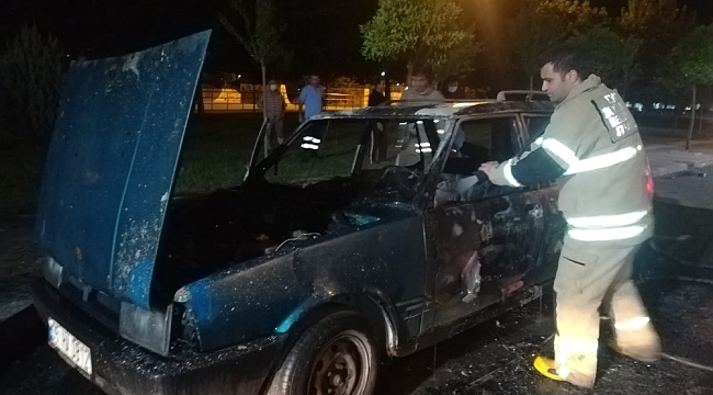 İzmir'de park halindeki araç yanarak küle döndü