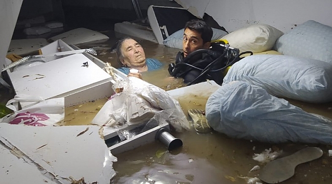 Su basan mağazanın bodrumundaki kadını dalgıç polis kurtardı