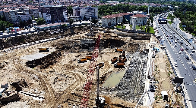 Vali Canbolat'tan Osmangazi Meydanı'na Övgü