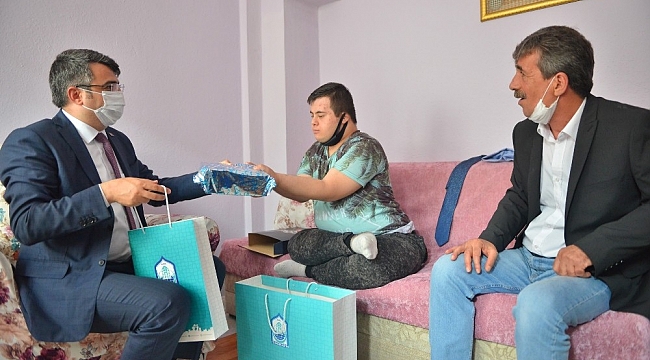 Yıldırım Belediye Başkanı Yılmaz'dan anlamlı Babalar Günü kutlaması