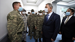 Bakan Akar, Libya'da Mehmetçikle bir araya geldi