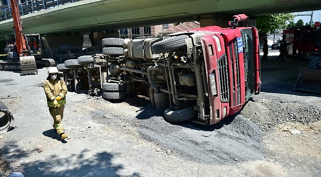 Bakırköy'de yol çöktü: Hafriyat kamyonu devrildi