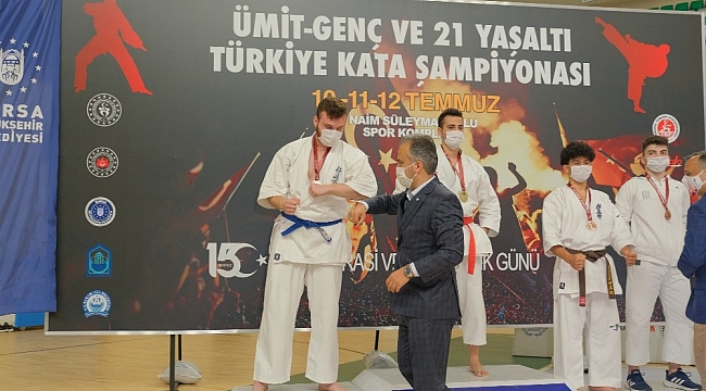 Başkan Aktaş'tan Türkiye şampiyonlarına madalya