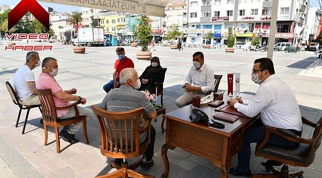 Başkan makam odasını meydana taşıdı