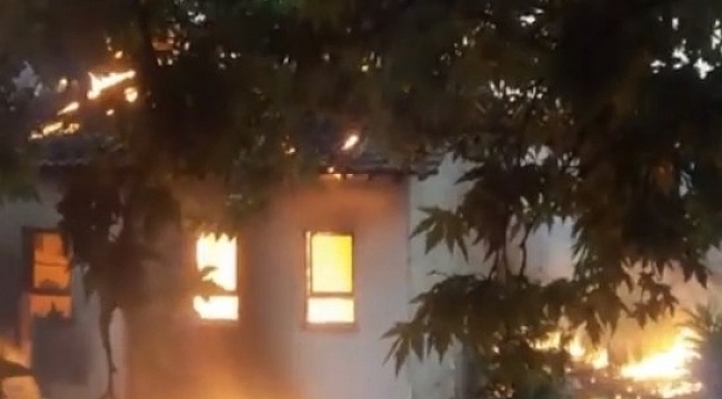 Bursa'da iki katlı bina yandı