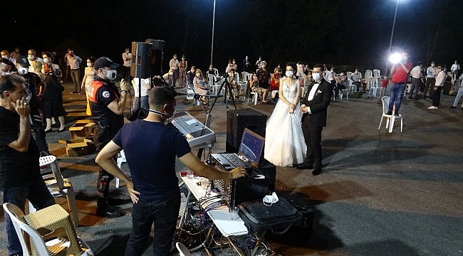 Düğünde polisten halay ikazı