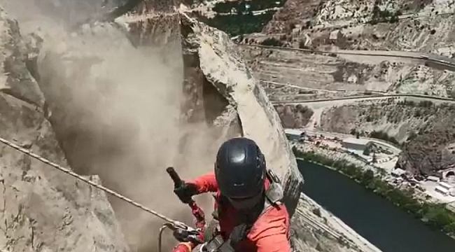 Düşme riski olan dev kayalar dağcılar tarafından böyle temizleniyor