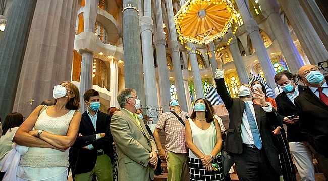 İspanya'da ünlü Sagrada Familia Bazilikası, salgında görev alanlar için yeniden açıldı