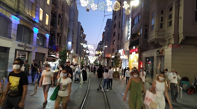 İstiklal Caddesi ve Taksim Meydanı'nda korona virüs tedbirleri unutuldu
