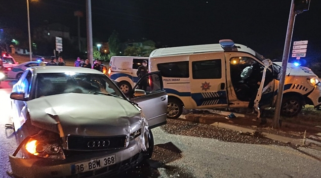 Polis aracı kaza yaptı