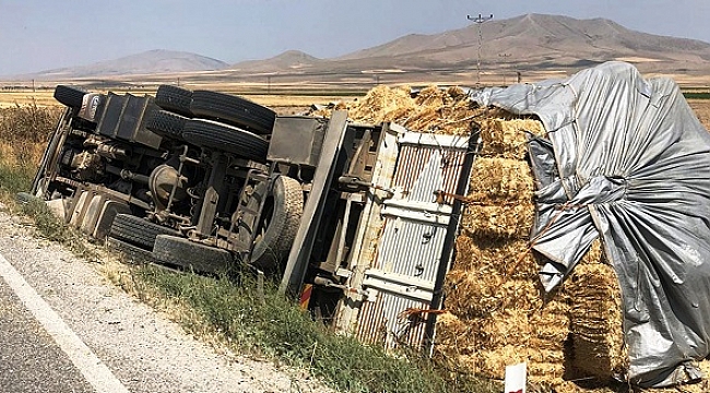 Saman yüklü kamyon devrildi
