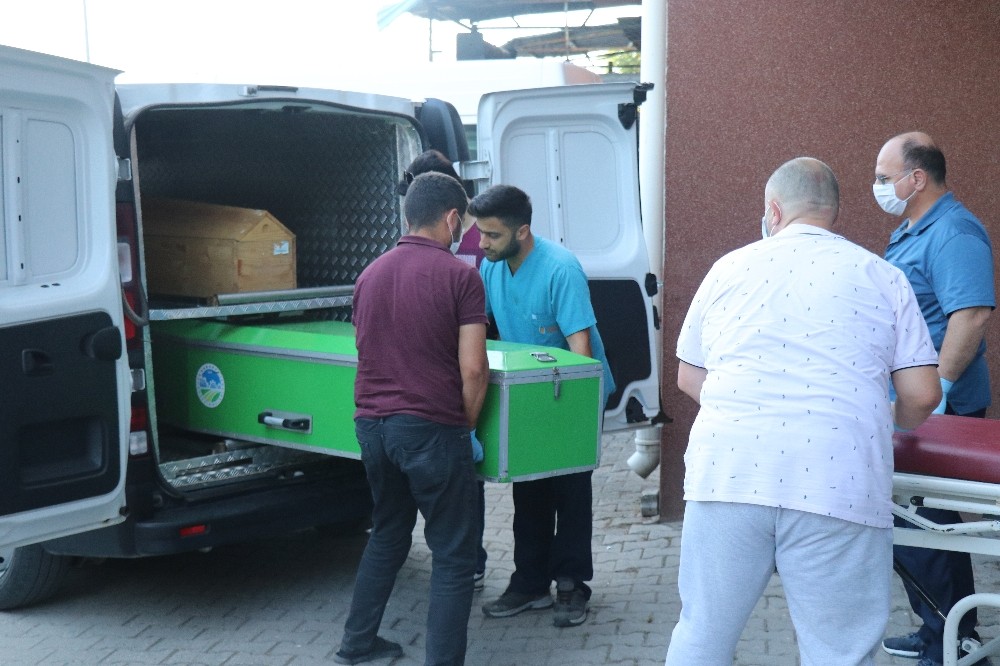 Silahla vurularak öldürülen anne ile kızın cenazeleri adli tıpa kaldırıldı