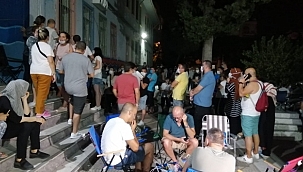 Veliler en iyi öğretmeni seçmek için geceden kuyruğa girdiler