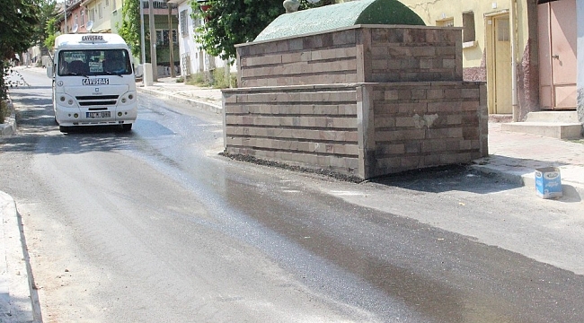 Yol ortasında duran türbenin gizemi