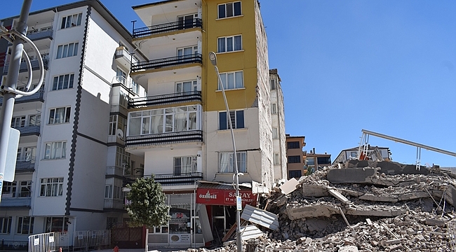 6 katlı binanın yıkımı yapılırken yandaki bina hasar gördü