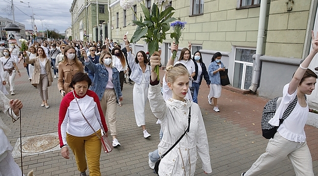 Belarus'ta devam eden protestolarda kadınlar sokaklara indi