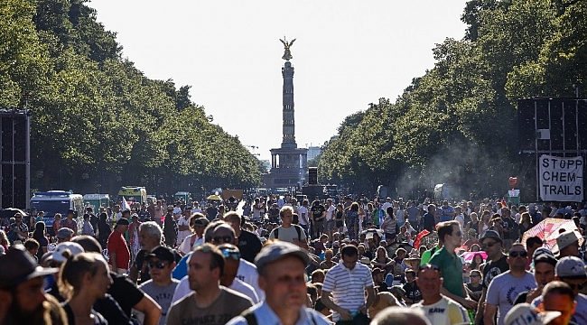 Berlin'de Covid-19 kısıtlamaları protesto edildi
