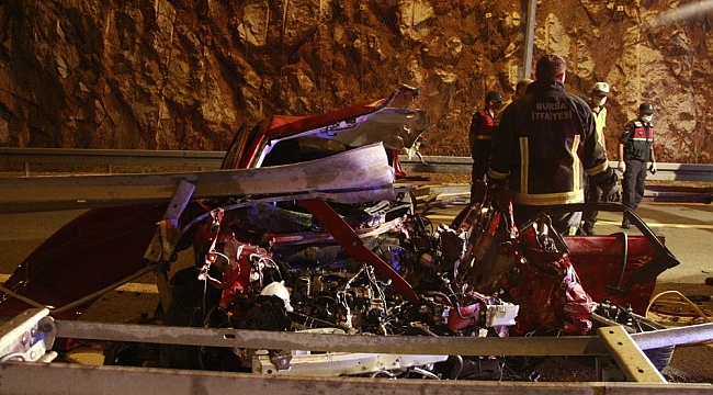 Otomobil bariyerlere saplandı, kız kardeşleri ölüm ayırdı