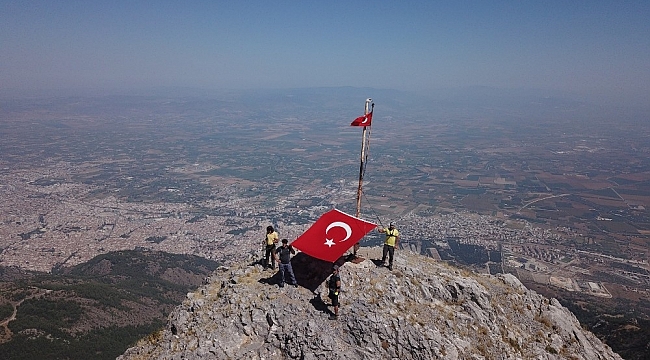 Şehitlikten Spil'in zirvesine şehit toprağı