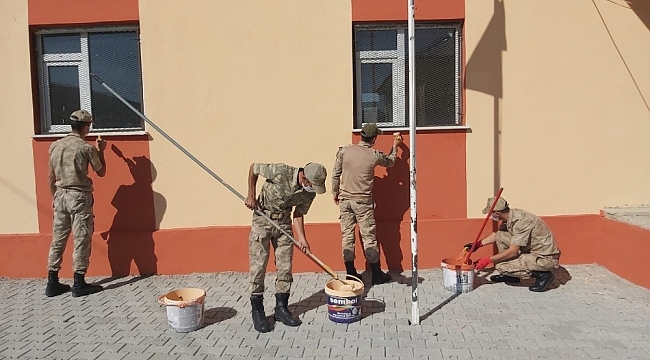 Askerler köy okulunu boyadı