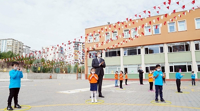 Bakan Selçuk'tan öğretmenlere ve öğrencilere tebrik mesajı