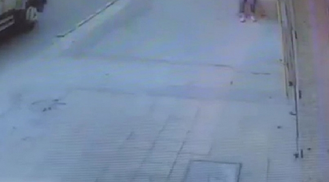 Kaldırımda oturan genç kıza otomobil çarptı