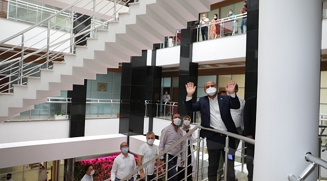 Korona virüsü yenen belediye başkanını alkışlarla karşıladılar