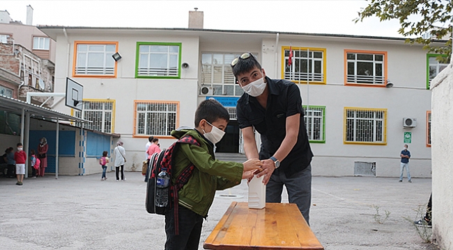 Okulun ilk gününde minik öğrenciler renkli görüntüler oluşturdu