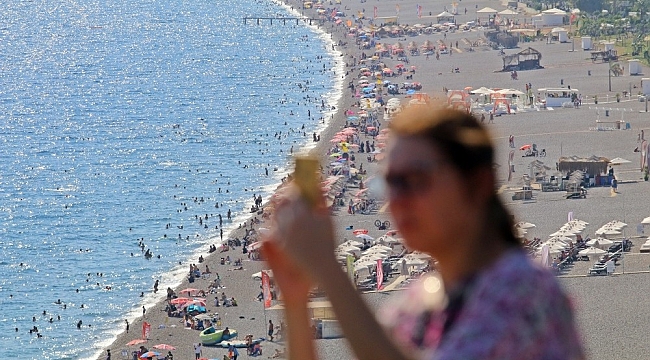 Antalya'da Ekim ayında termometreler 37 dereceyi gösterdi, tatilciler sahillere akın etti
