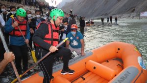 Bakan rafting yaptı