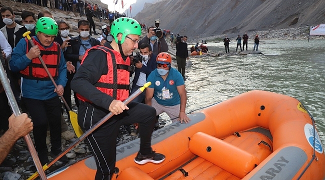 Bakan rafting yaptı