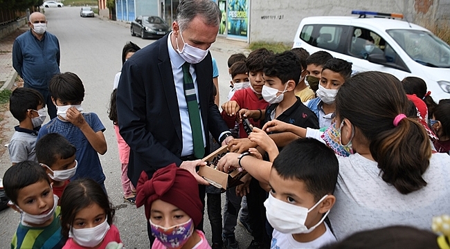 Başkan Taban’dan sokakları temizleyen çocuklara sürpriz ziyaret