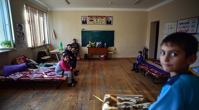 Ermenistan'ın saldırılarından kaçan siviller, 18 gündür okullarda yaşıyor