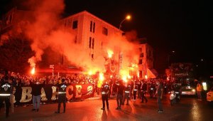 Fenerbahçeli futbolcular galibiyeti taraftarıyla kutladı