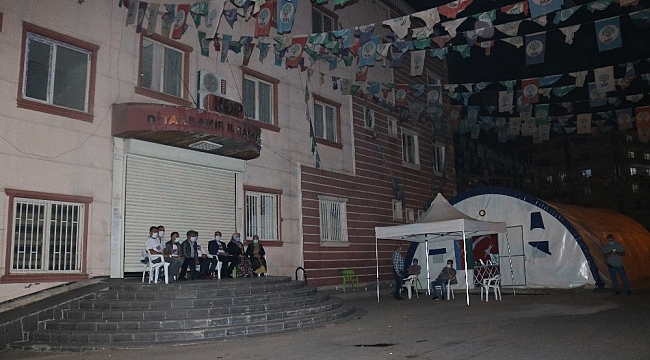 HDP önünde gece nöbeti